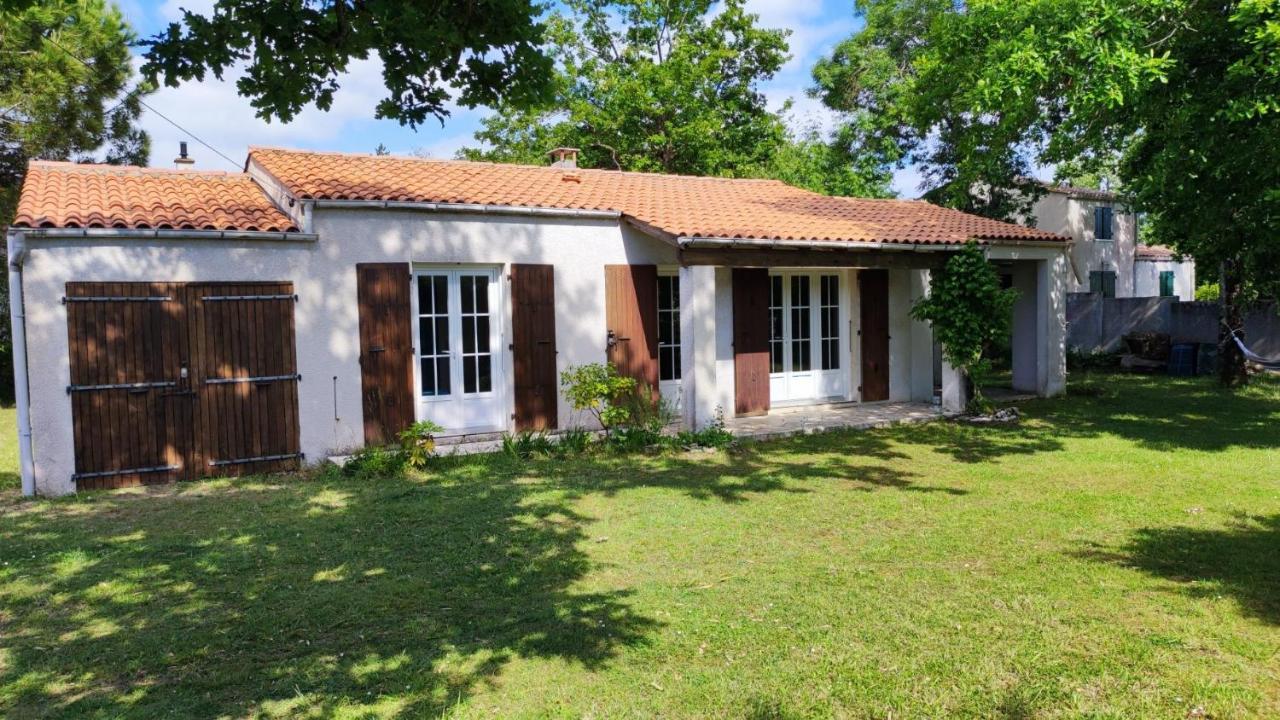 Holiday home Maison A 8 Min A Pied De La Avec Jardin Clos Et Ombrage