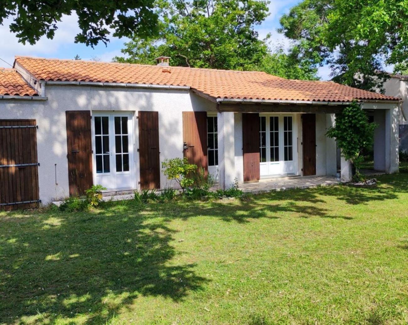 Maison A 8 Min A Pied De La Avec Jardin Clos Et Ombrage Holiday home *