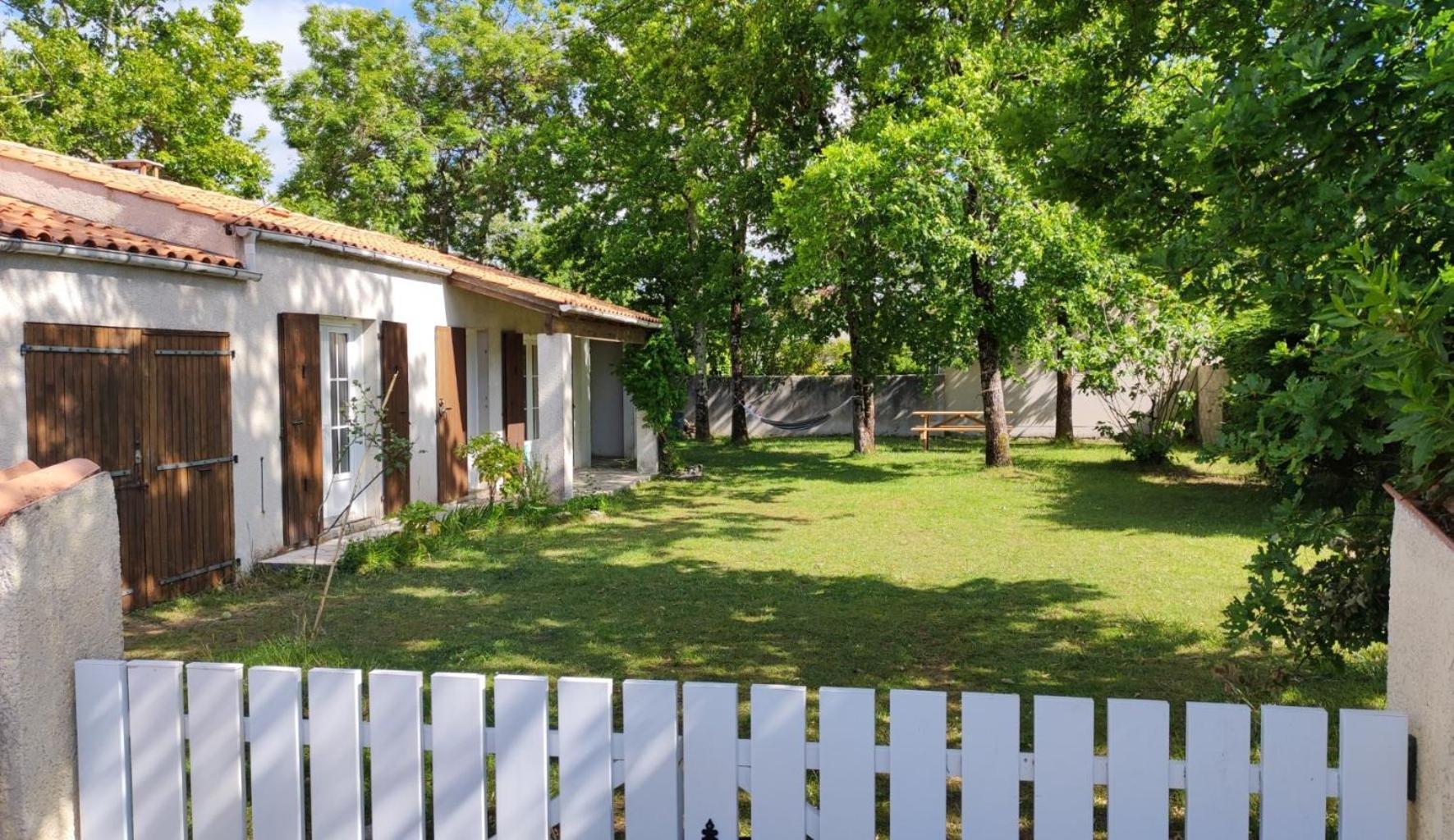 Holiday home Maison A 8 Min A Pied De La Avec Jardin Clos Et Ombrage Saint-Georges-d'Oleron