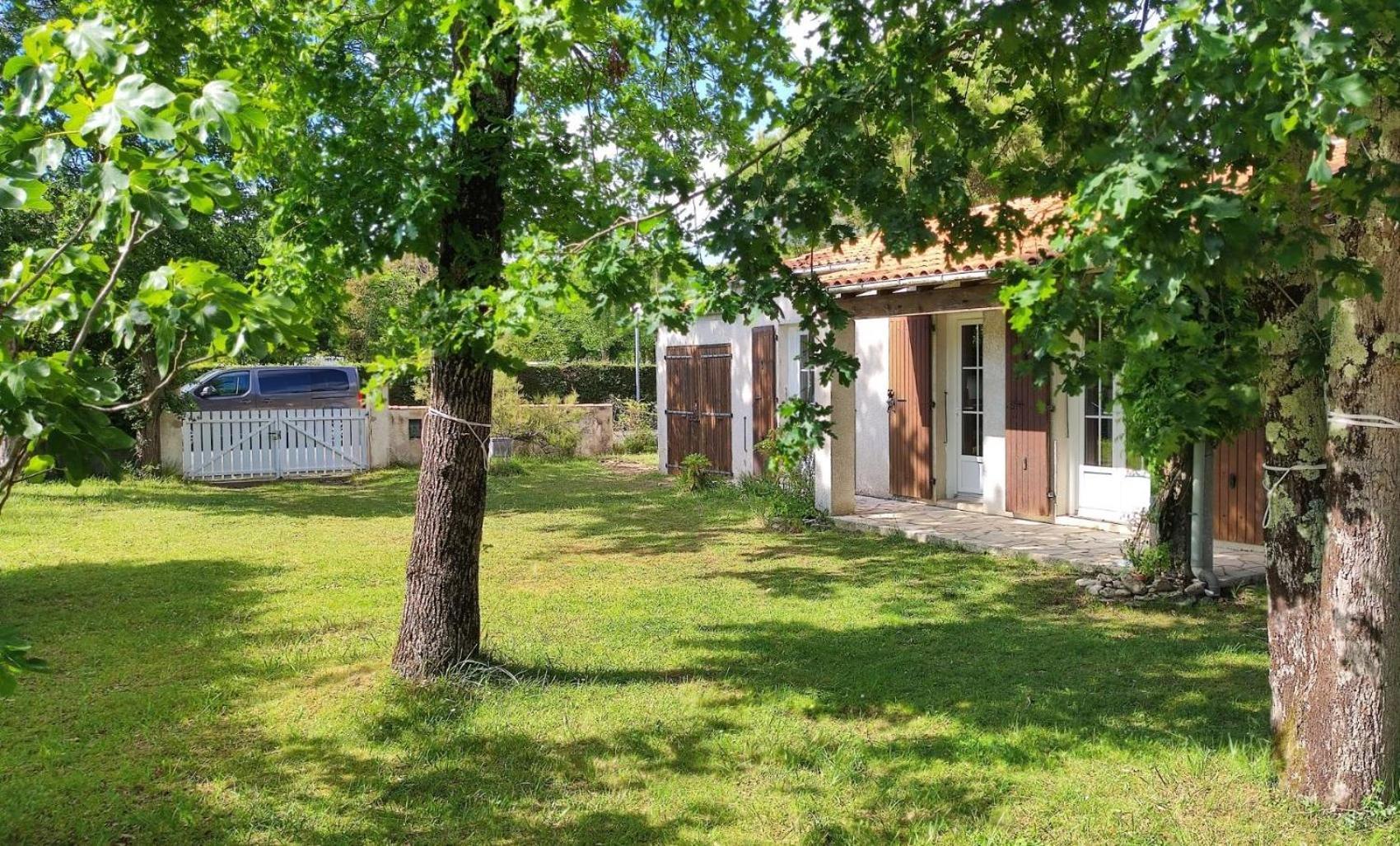 Maison A 8 Min A Pied De La Avec Jardin Clos Et Ombrage